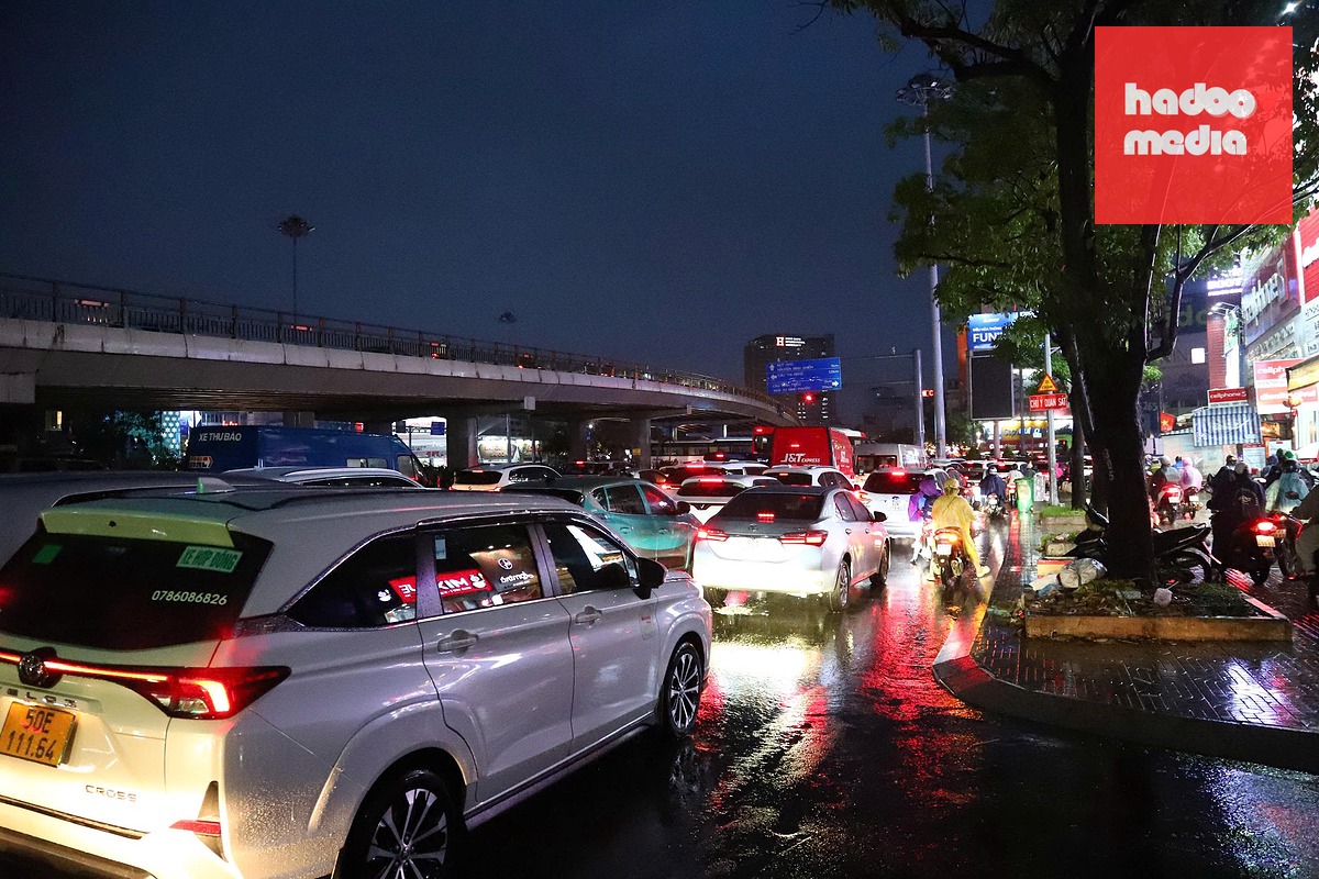 Mưa lớn giờ cao điểm tại TP.HCM: Nhiều tuyến đường ngập sâu, giao thông cầu vượt Hàng Xanh ùn ứ - Ảnh 4.