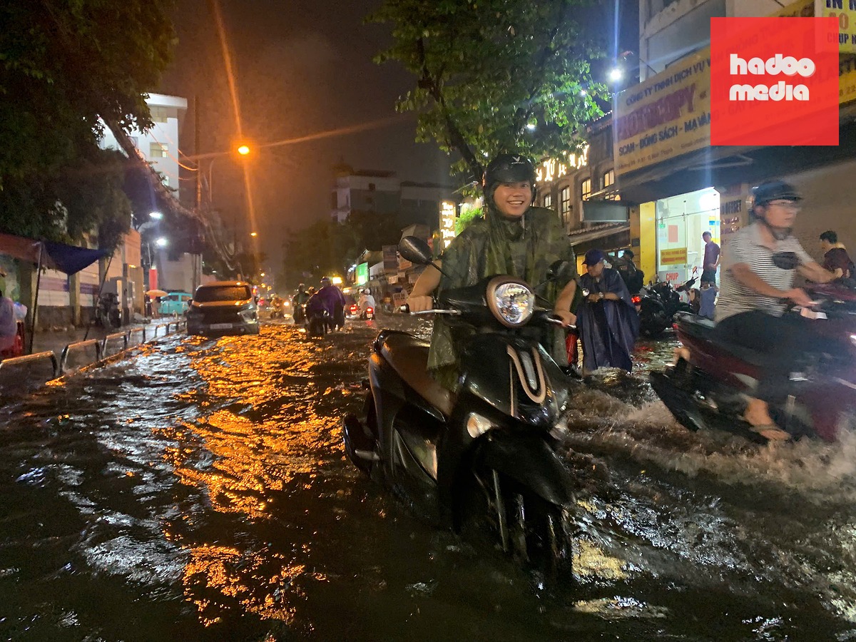 Hàng loạt xe chết máy trên đường D5, người dân chấp nhận cảnh dắt bộ - Ảnh: NGỌC LÂN