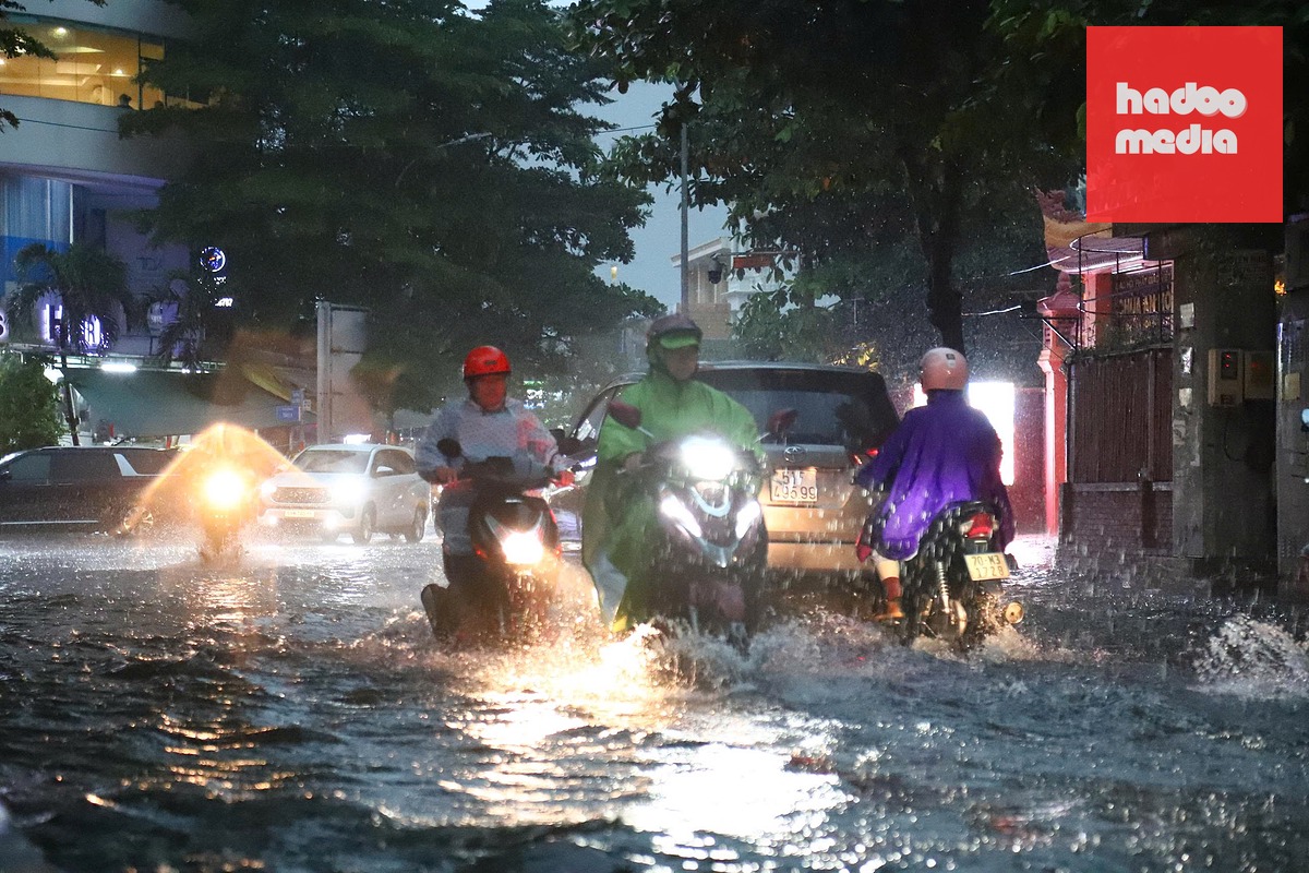 Đường Quốc Hương (phường An Khánh) khu vực gần Trường đại học Văn hóa TP.HCM nước cao hơn nửa bánh xe máy - Ảnh: NGỌC LÂN