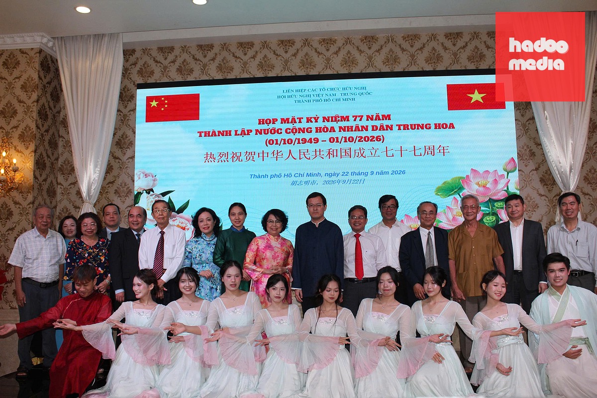 Các đại biểu Hội Hữu nghị Việt Nam - Trung Quốc tại TP.HCM và Tổng lãnh sự quán Trung Quốc tại TP.HCM dự chương trình họp mặt kỷ niệm 77 năm thành lập nước Cộng hòa Nhân dân Trung Hoa tối 22-9 - Ảnh: Ban tổ chức