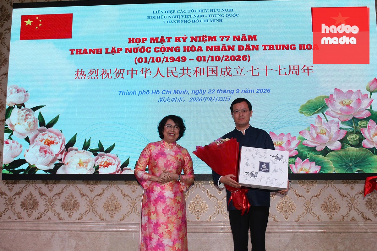 Phó chủ tịch Hội Hữu nghị Việt Nam - Trung Quốc TP.HCM Tô Thị Bích Châu đại diện hội tặng quà cho quyền Tổng lãnh sự Trung Quốc tại TP.HCM Từ Châu - Ảnh: Ban tổ chức