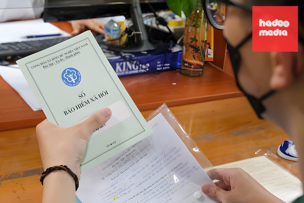Người dân làm thủ tục bảo hiểm xã hội tại Hà Nội - Ảnh: HÀ QUÂN