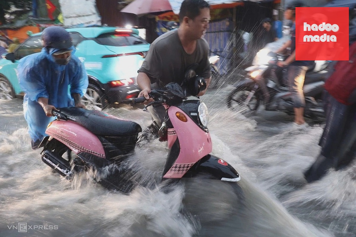 Cơn mưa lớn trên diện rộng khiến nước chảy mạnh, đổ như thác trên đường Lý Tế Xuyên, đoạn giao với đường Linh Đông (TP Thủ Đức Cũ) chiều 22/9. Ảnh: Quỳnh Trần