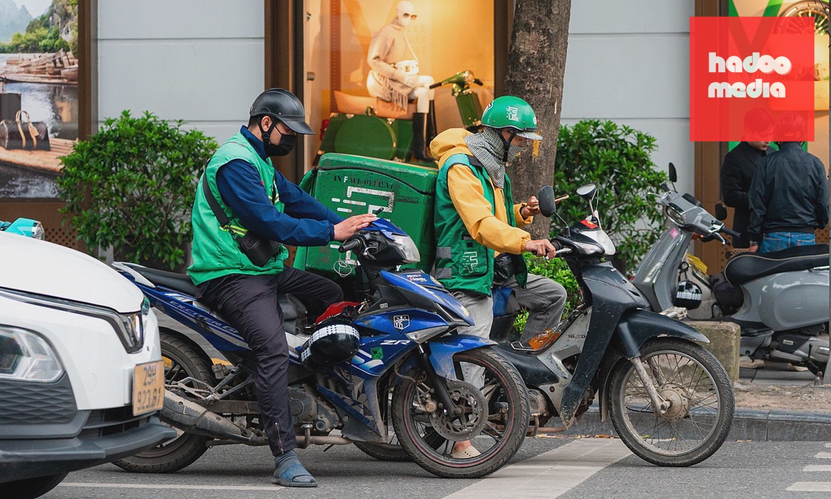 Tài xế công nghệ dừng đèn đỏ trên tuyến phố Hà Nội. Ảnh: Minh Quân