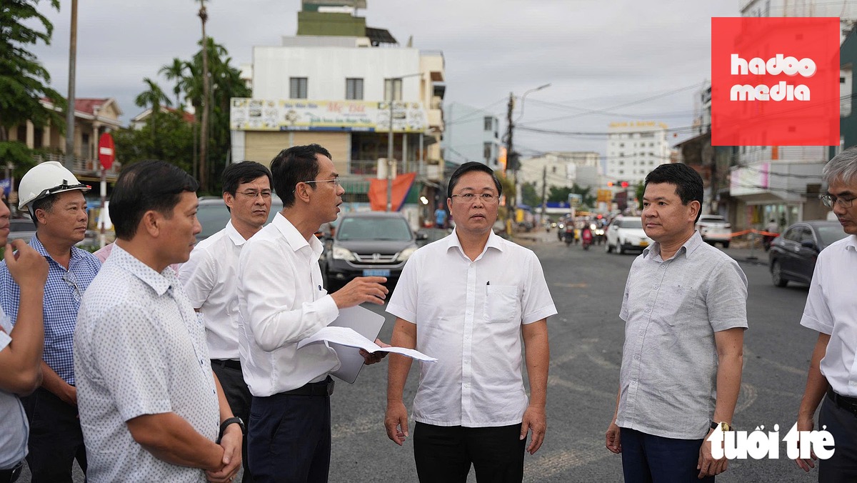Ông Lê Trí Thanh - Chủ tịch UBND thành phố Huế (thứ ba từ phải sang) - kiểm tra tiến độ xây dựng cầu Vỹ Dạ và mở rộng, nâng cấp đường Bà Triệu - Ảnh: NGỌC HIẾU