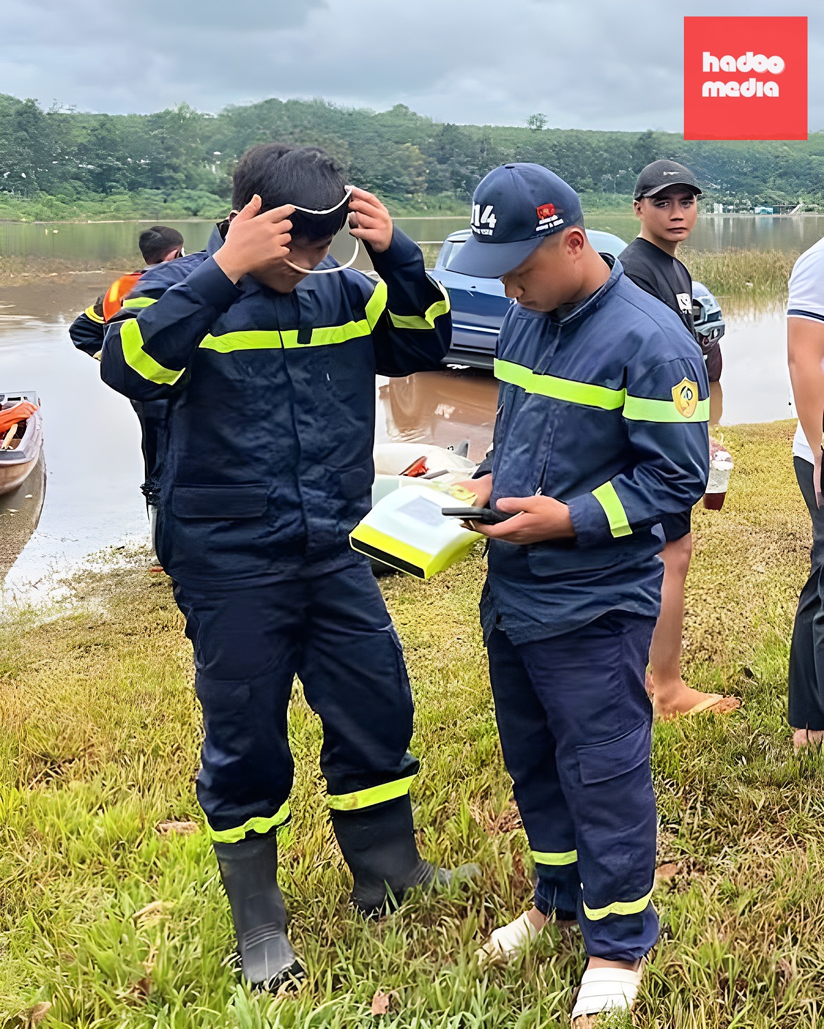 Lực lượng triển khai tìm kiếm nạn nhân sáng nay. Ảnh: Thái Hà