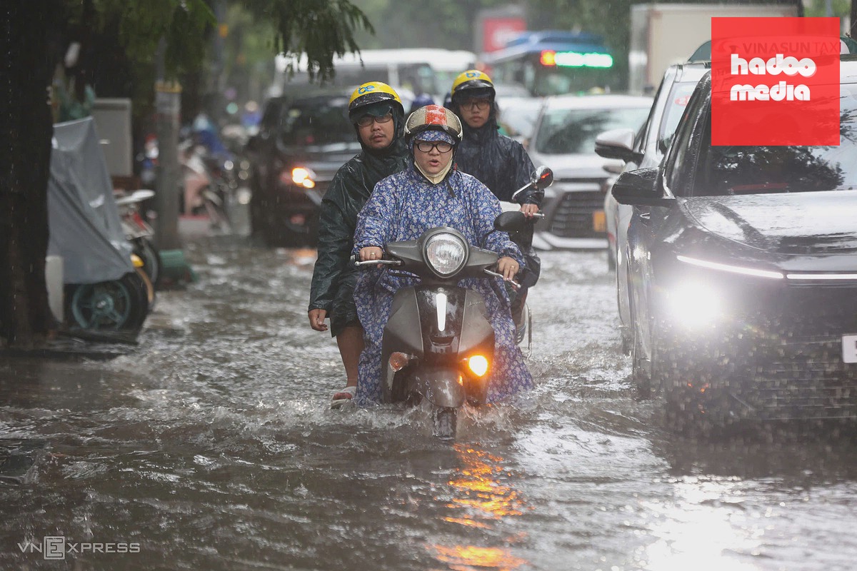 Trung tâm TP HCM ngập sâu sau mưa lớn kéo dài