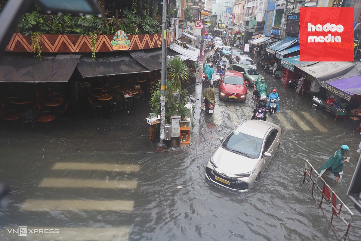 Trung tâm TP HCM ngập sâu sau mưa lớn kéo dài