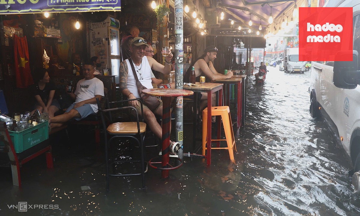 Trung tâm TP HCM ngập sâu sau mưa lớn kéo dài