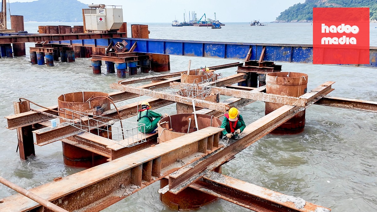 Nhiều công nhân tranh thủ lúc biển êm làm tăng ca cả ngày lẫn đêm - Ảnh: THANH HUYỀN