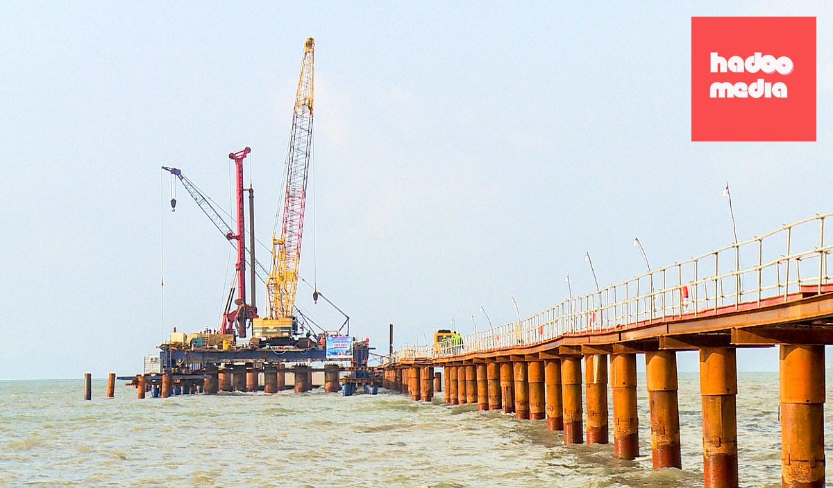 Nhiều đoạn vượt biển đã được đóng các cọc khoan nhồi - Ảnh: THANH HUYỀN
