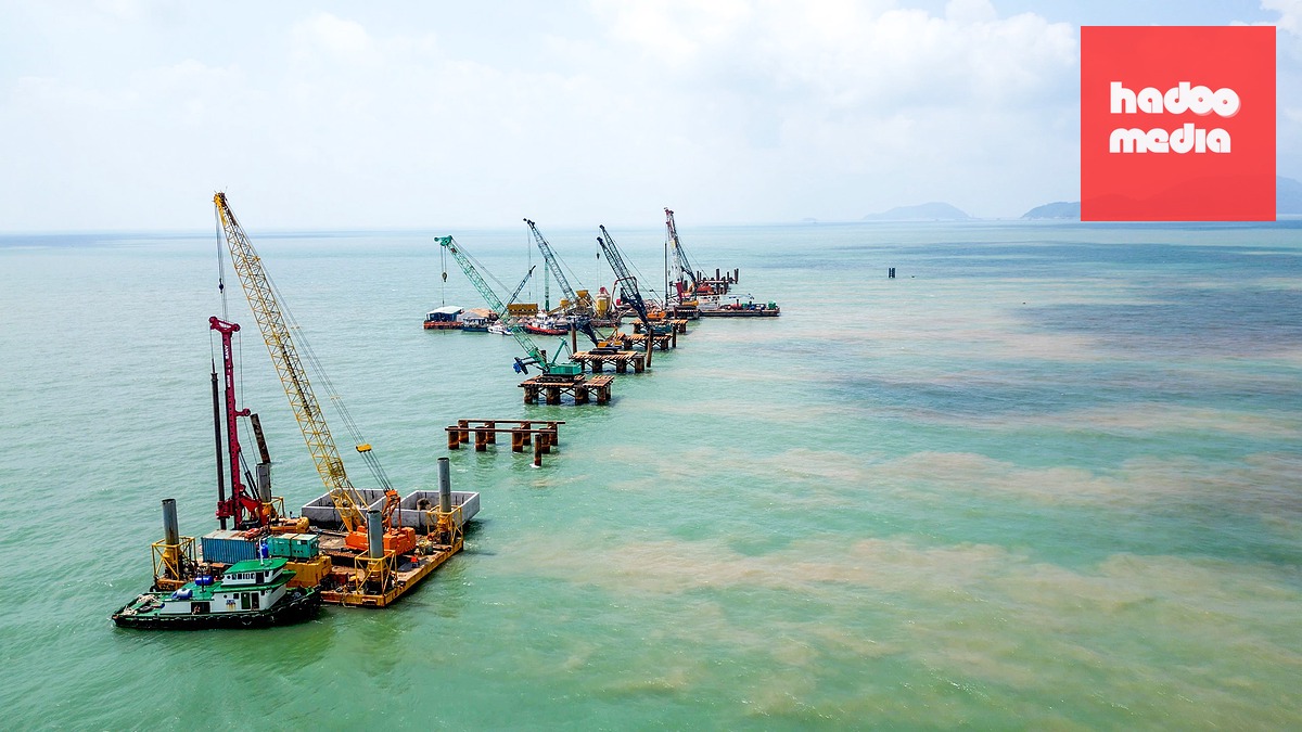 Sóng gió và thiếu vật liệu là những nguyên nhân chính gây khó khăn trong thi công - Ảnh: THANH HUYỀN