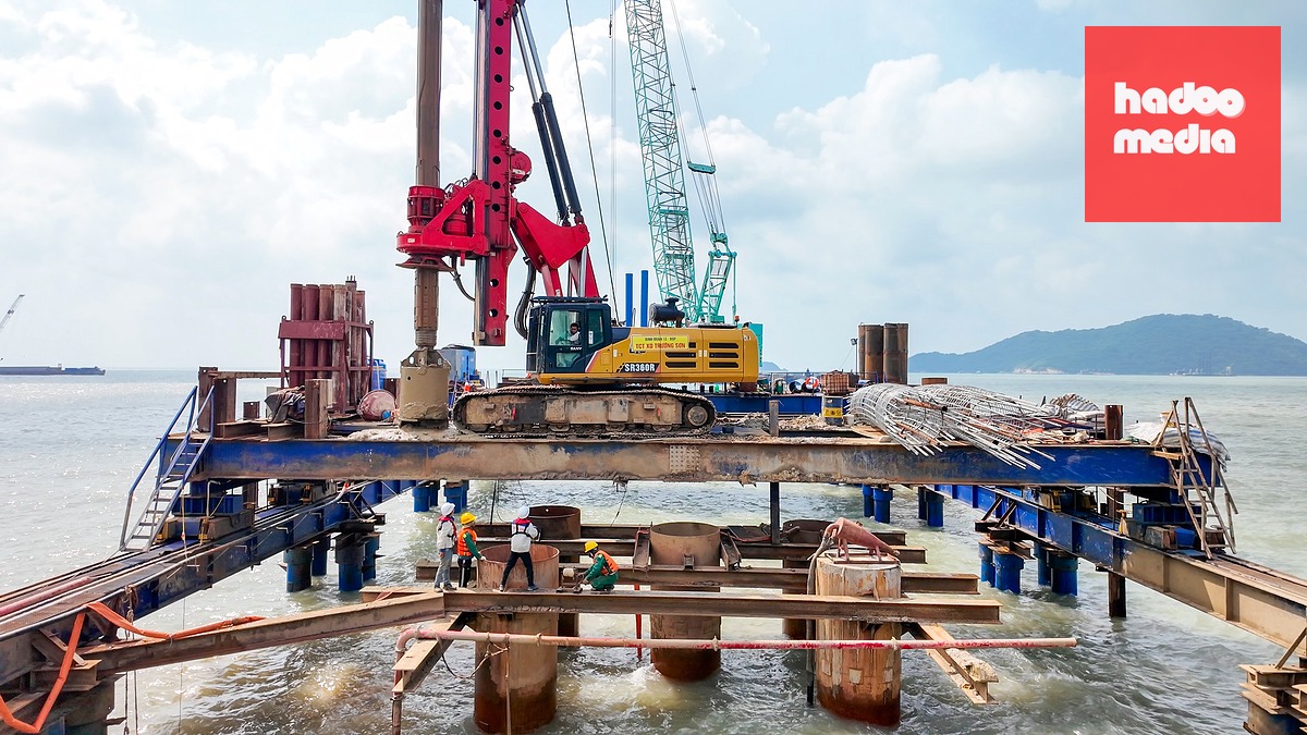 Nhiều máy móc, trang thiết bị hiện đại đã được tập kết ra các mũi thi công - Ảnh: THANH HUYỀN
