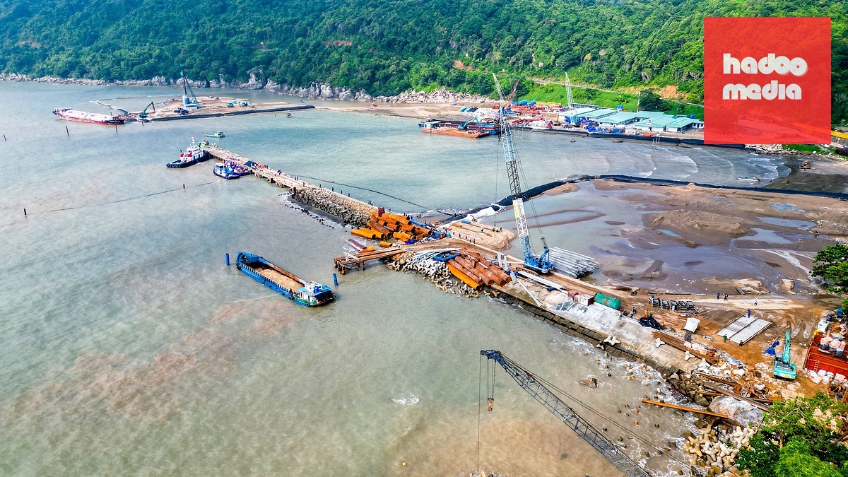 Cảng biển lưỡng dụng Hòn Khoai cũng đang trong quá trình hoàn thiện - Ảnh: THANH HUYỀN