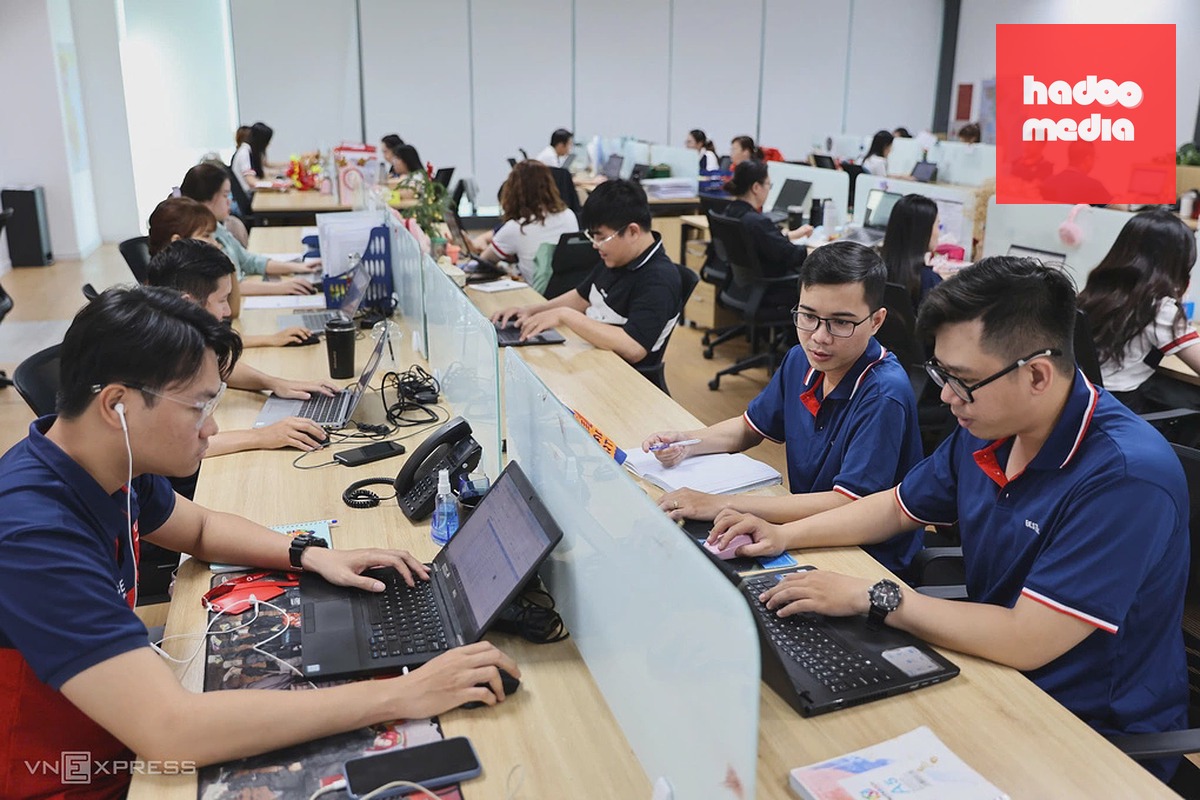 Nhân viên văn phòng trong giờ làm việc ở TP HCM. Ảnh: Quỳnh Trần