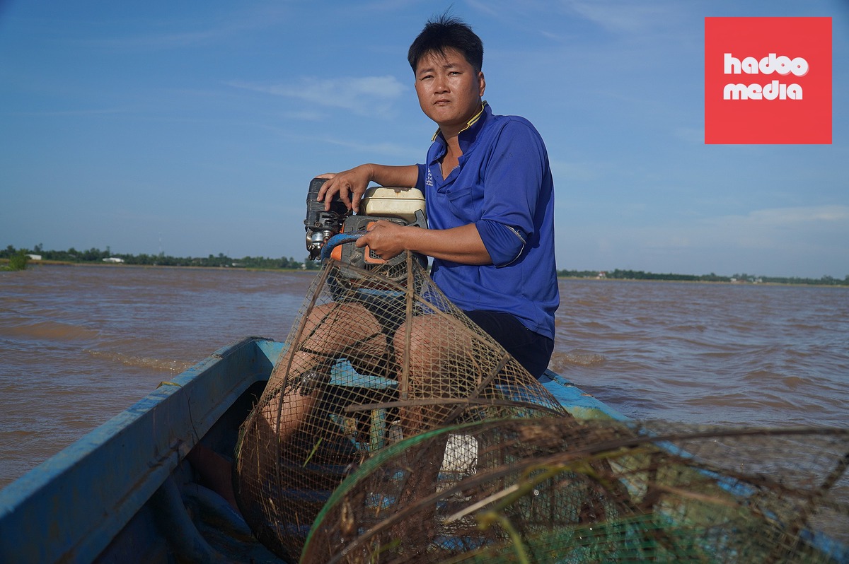 Ngày xưa, mỗi đêm đánh bắt cá trên cánh đồng nước nổi đầu nguồn An Giang, Đồng Tháp, có thể kiếm được hàng tạ cá, nhưng giờ chỉ được nhiều lắm là mươi ký đến vài chục ký -  Ảnh: MẬU TRƯỜNG