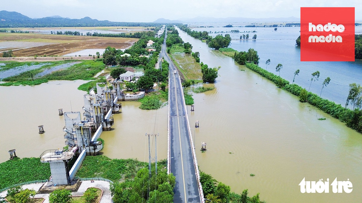 Dự kiến ít ngày nữa đơn vị liên quan ở An Giang sẽ tiến hành mở cống Trà Sư để đưa nước vào nội đồng, tạo thêm sinh kế cho người dân - Ảnh: CHÍ CÔNG