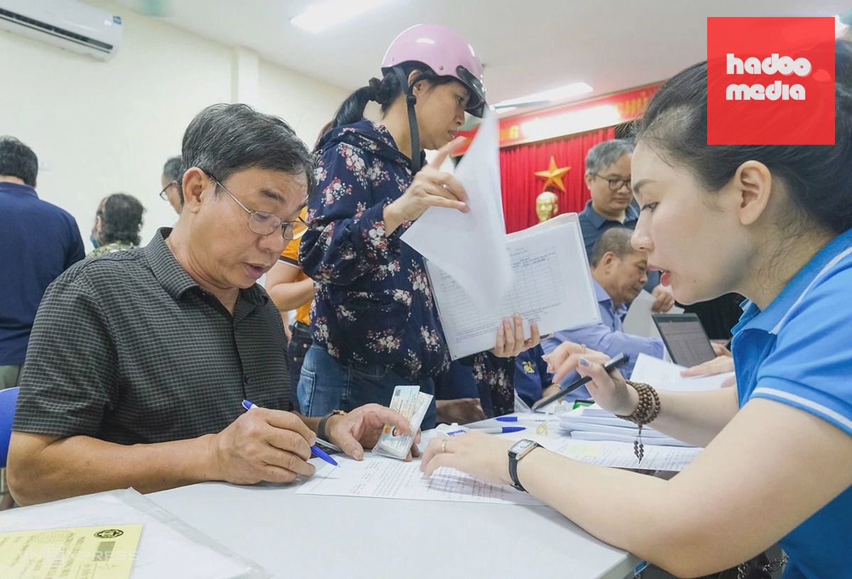 Người cao tuổi Hà Nội làm thủ tục ủy quyền nhận lương hưu, tháng 6/2026. Ảnh: Thu Hương