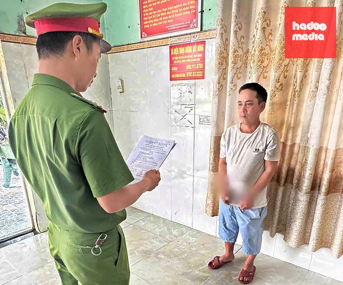 Công an đọc lệnh tạm giữ hình sự đối với ông Đỗ Thành - Ảnh: Công an xã Đại Lộc