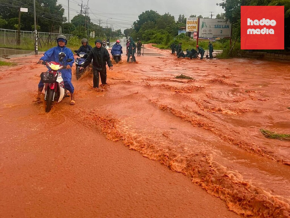 Lực lượng quân sự và công an phường ứng trực hỗ trợ người dân qua lại an toàn. Ảnh: Hữu Lệnh
