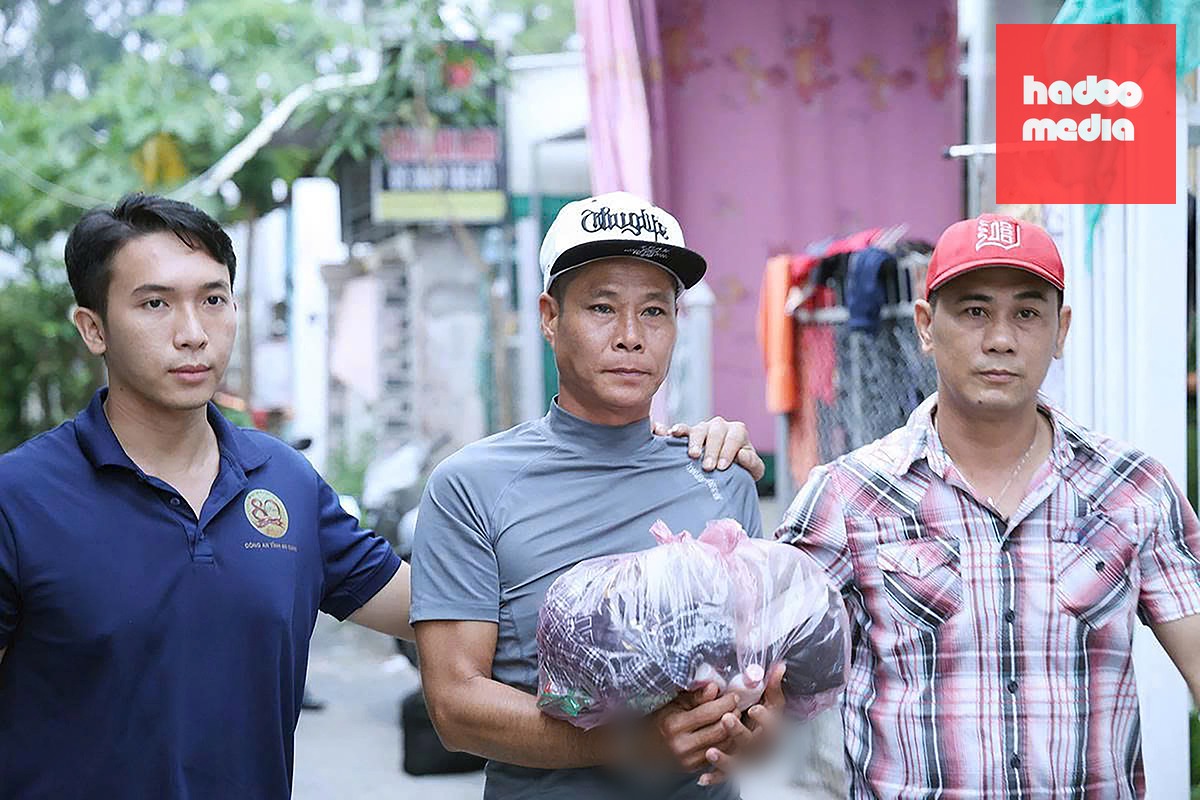 Công an tỉnh An Giang bắt tạm giam Hậu để điều tra về hành vi tàng trữ trái phép vũ khí quân dụng và cho vay lãi nặng - Ảnh: TIẾN VĂN