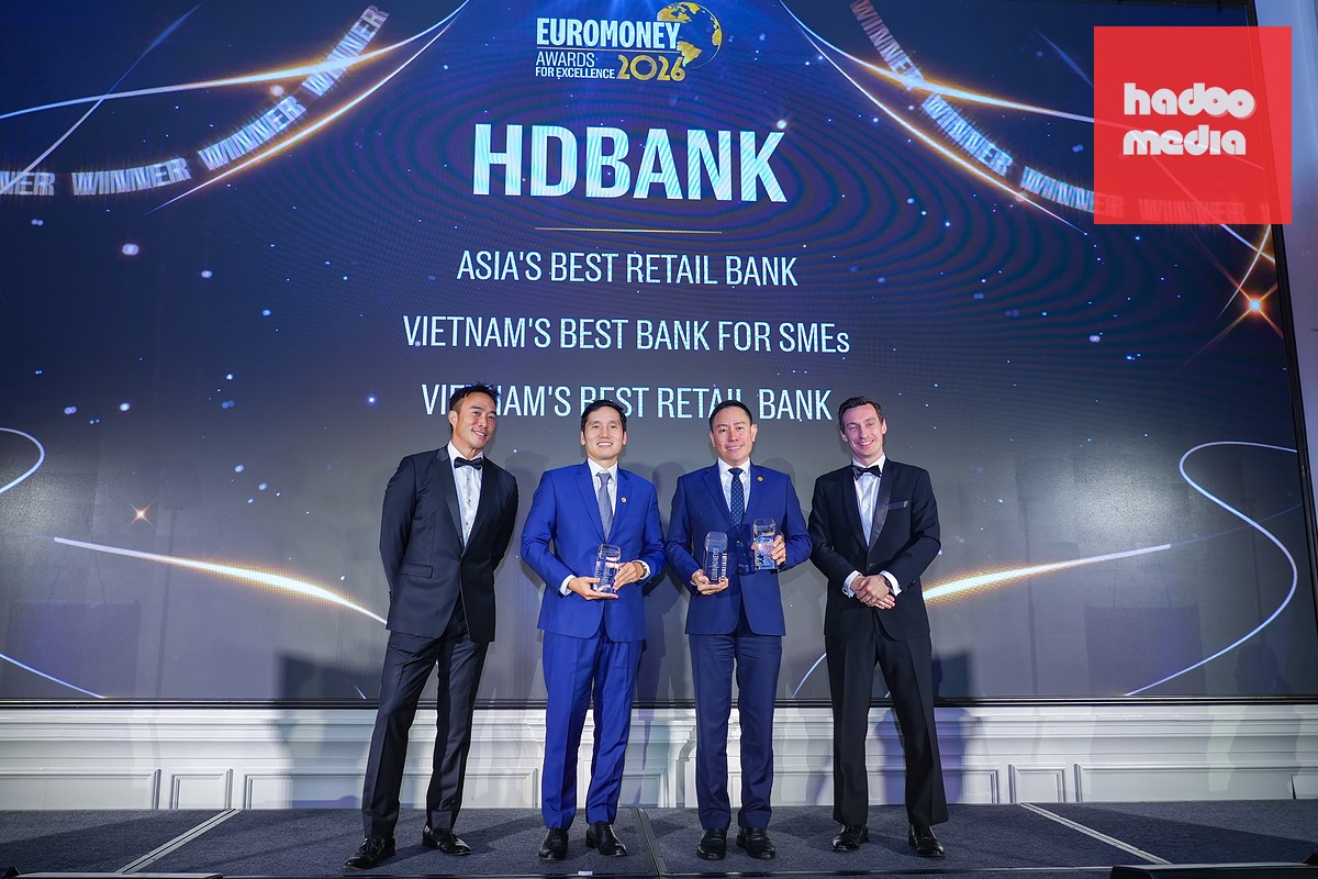 Đại diện HDBank nhận giải “Ngân hàng Bán lẻ tốt nhất châu Á” và 03 giải thưởng uy tín khác cho HDBank do  Euromoney vinh danh, tại tại Singapore ngày 10-9-2026 - Ảnh: HDBank