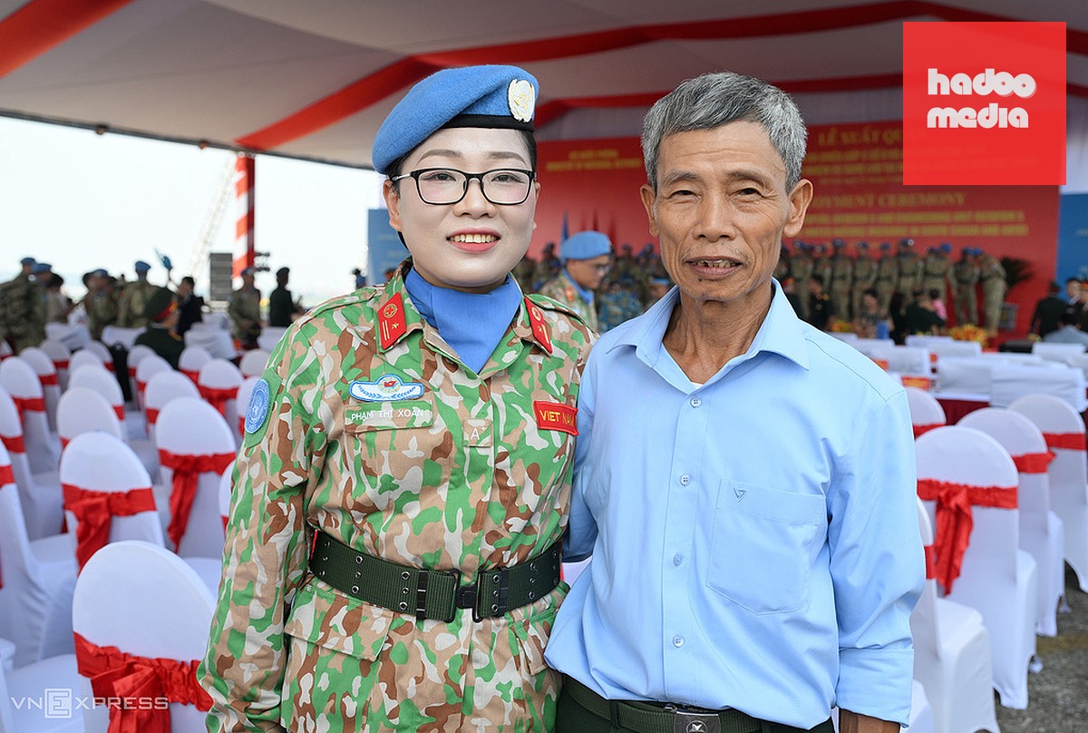 Ông Hải, 71 tuổi, đi từ Nam Định (cũ) lên Hà Nội tiễn con gái đi làm nhiệm vụ gìn giữ hòa bình tại Phái bộ UNMISS. Ảnh: Giang Huy