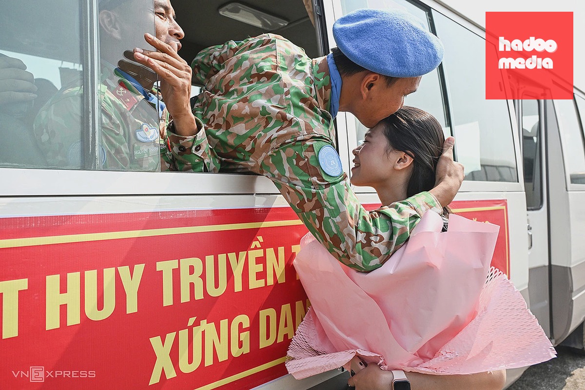 Nụ hôn tạm biệt trước giờ lên đường của bộ đội mũ nồi xanh. Ảnh: Giang Huy