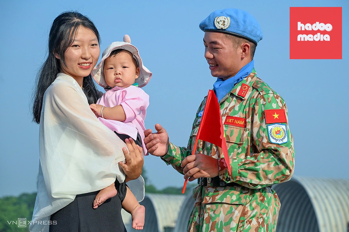 Gia đình trung úy Lèng Văn An trước giờ lên đường. Ảnh: Giang Huy
