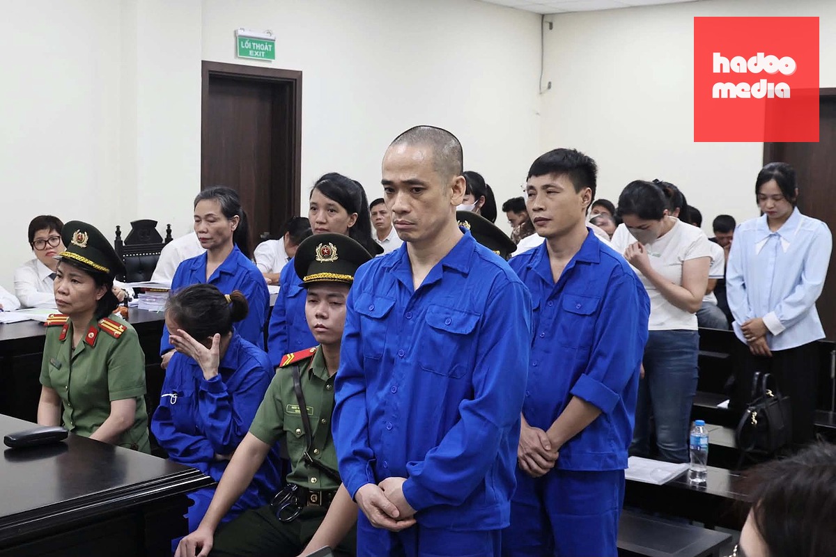 Các bị cáo tại phiên tòa ngày 23-9 - Ảnh: GIANG LONG