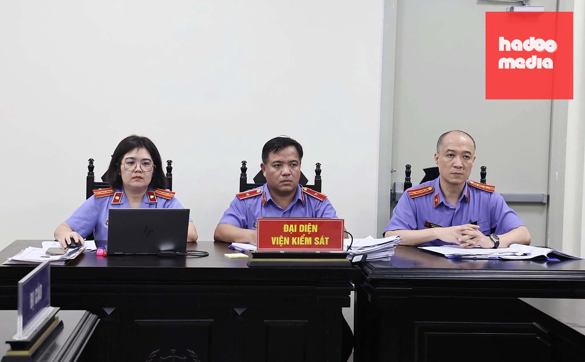 Đại diện viện kiểm sát giữ quyền công tố tại phiên tòa - Ảnh: GIANG LONG