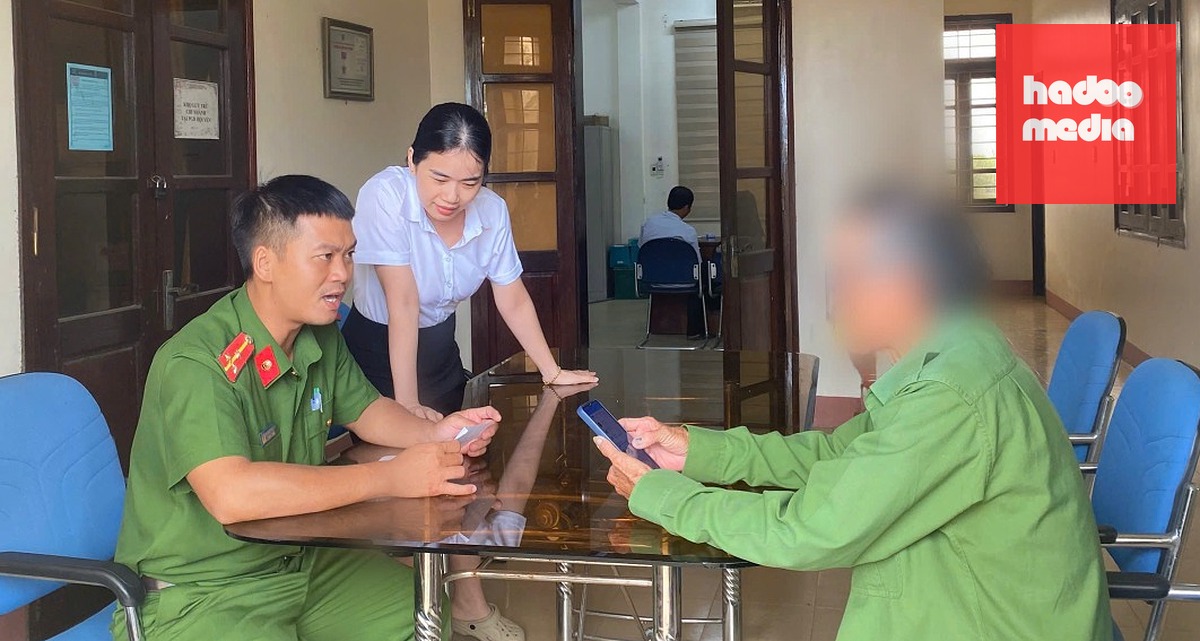 Công an phối hợp nhân viên ngân hàng tuyên truyền, ngăn cụ ông định chuyển 150 triệu đồng cho kẻ lừa đảo vì bị dọa liên quan "đường dây ma túy" - Ảnh: MINH TUẤN