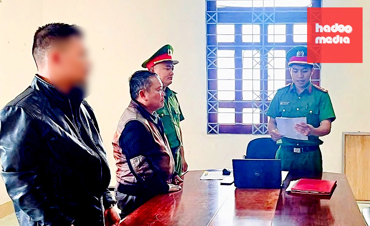 Cơ quan Cảnh sát điều tra đọc lệnh bắt bị can để tạm giam đối với Nguyễn Thanh Dũng (thứ 2 từ trái sang) - Ảnh: Cơ quan Cảnh sát điều tra