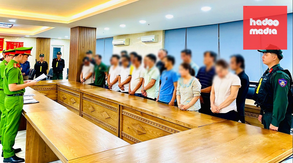 Cơ quan điều tra tống đạt các quyết định - Ảnh: CA