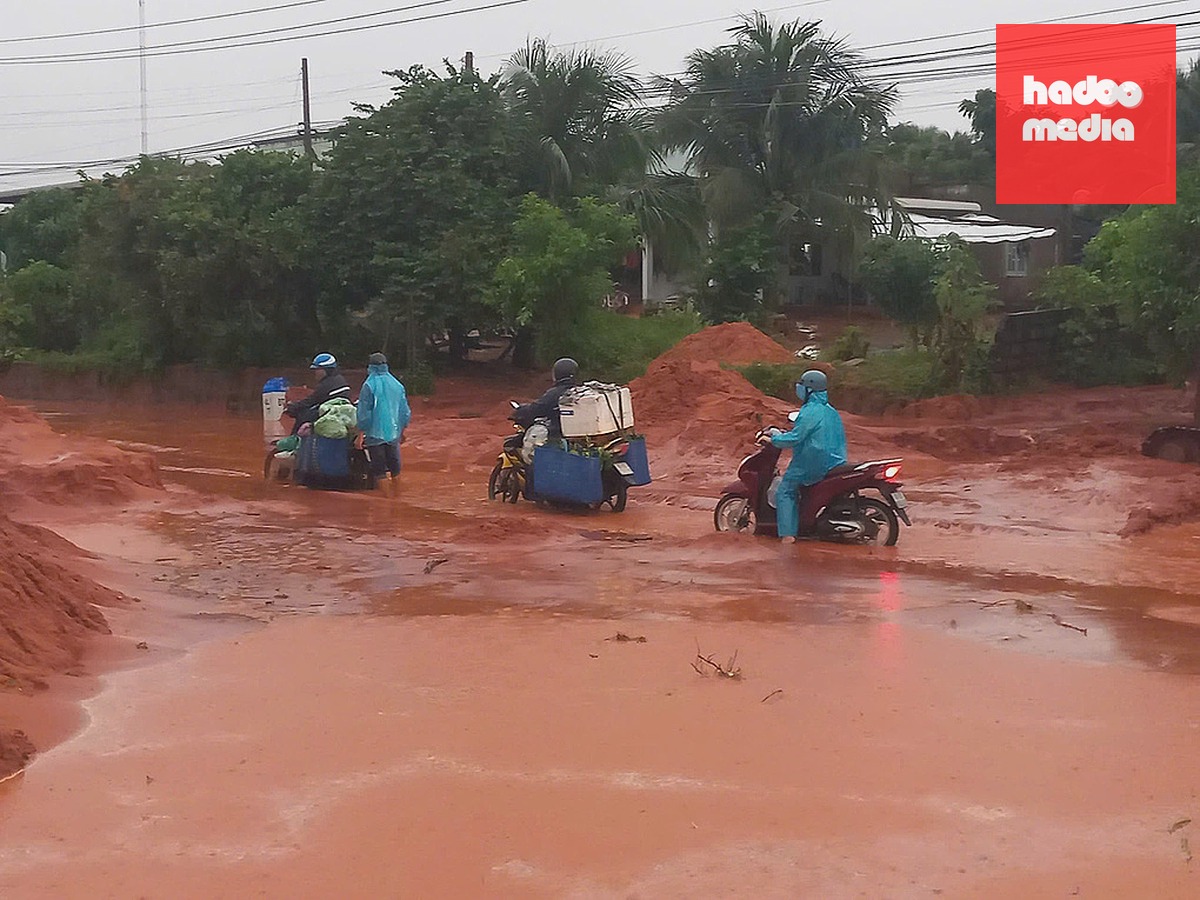 Cát đỏ tràn xuống đường ĐT715 nối QL1-Mũi Né, xã Hàm Thuận. Ảnh: Phan Lý