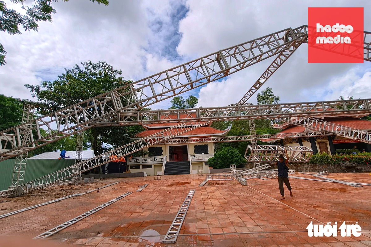 Các đơn vị đang dựng rạp chuẩn bị cho lễ truy điệu, an táng hài cốt liệt sĩ tìm thấy tại công viên Lê Thị Riêng - Ảnh: TRÍ ĐỨC