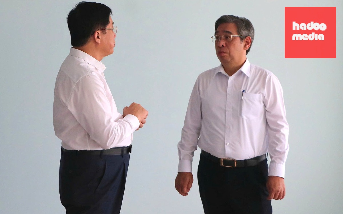 Ông Nguyễn Phước Lộc (bên phải) trao đổi cùng Giám đốc Bệnh viện Đại học Y Dược Nguyễn Hoàng Bắc về việc bàn giao khu đất số 1 đường Đặng Thái Thân, phường Chợ Lớn - Ảnh: THU HIẾN
