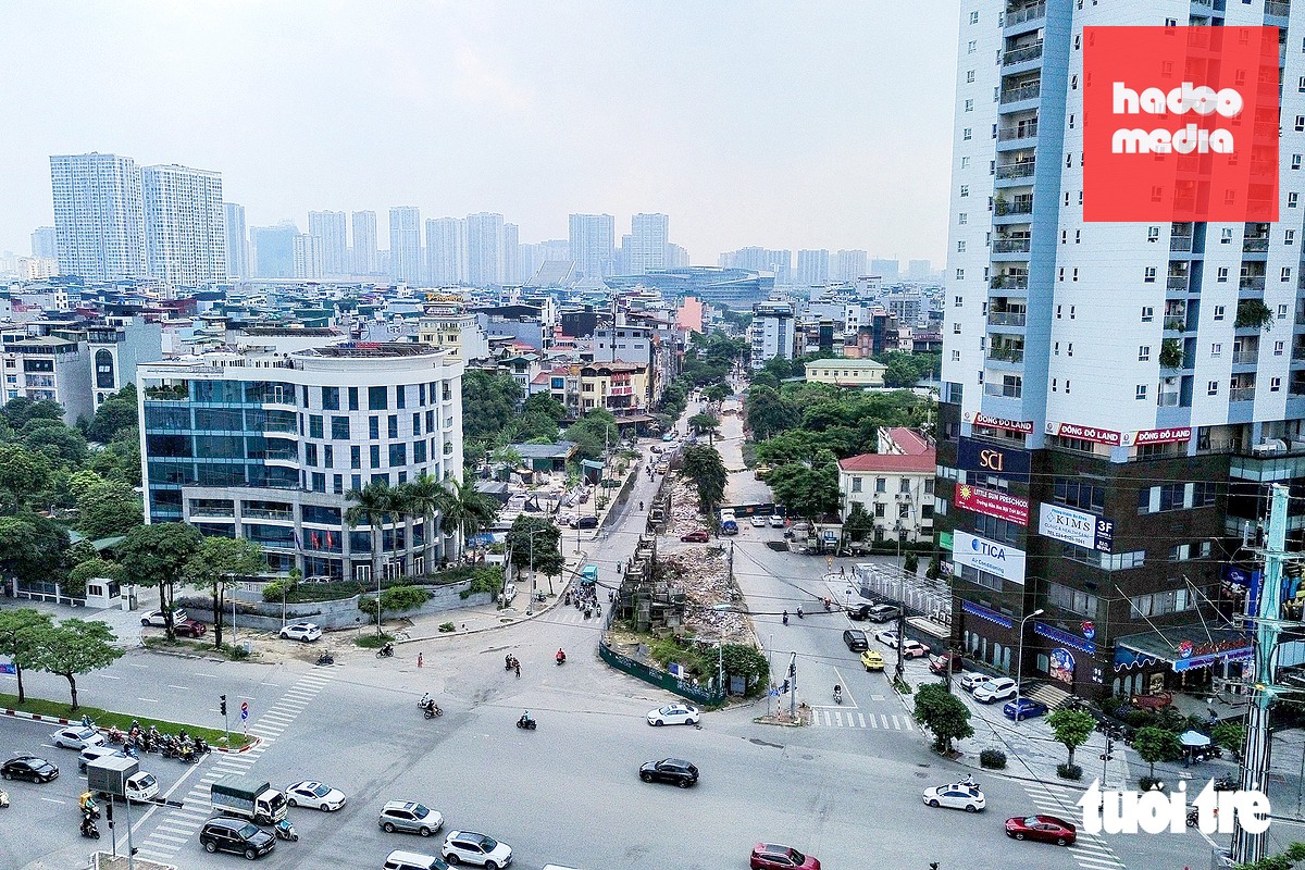 Được khởi công từ năm 2017, nhưng đến nay tuyến đường nối Đỗ Đức Dục - Mễ Trì, phường Từ Liêm (Hà Nội) vẫn trong tình trạng dang dở, ngổn ngang - Ảnh: PHÚC TÀI