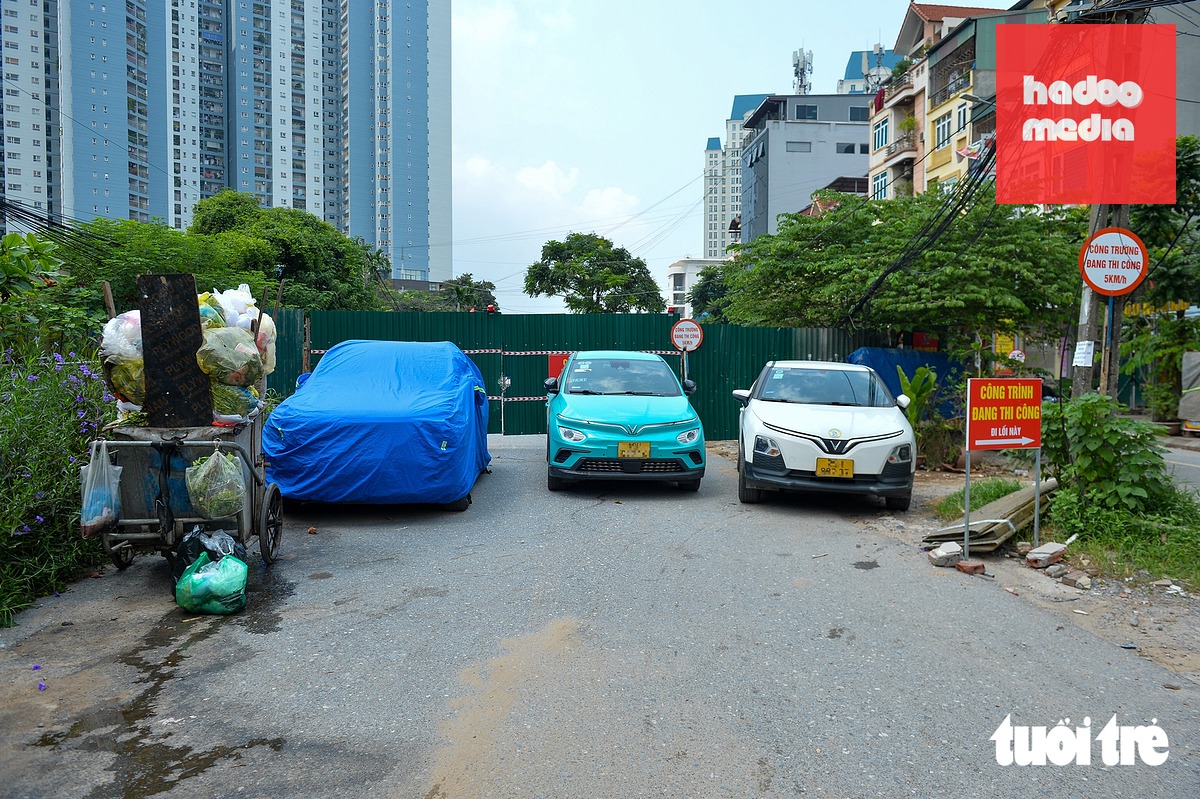 Cổng khu vực thi công dự án đường nối Đỗ Đức Dục - Mễ Trì thành nơi đỗ xe và để rác - Ảnh: PHÚC TÀI