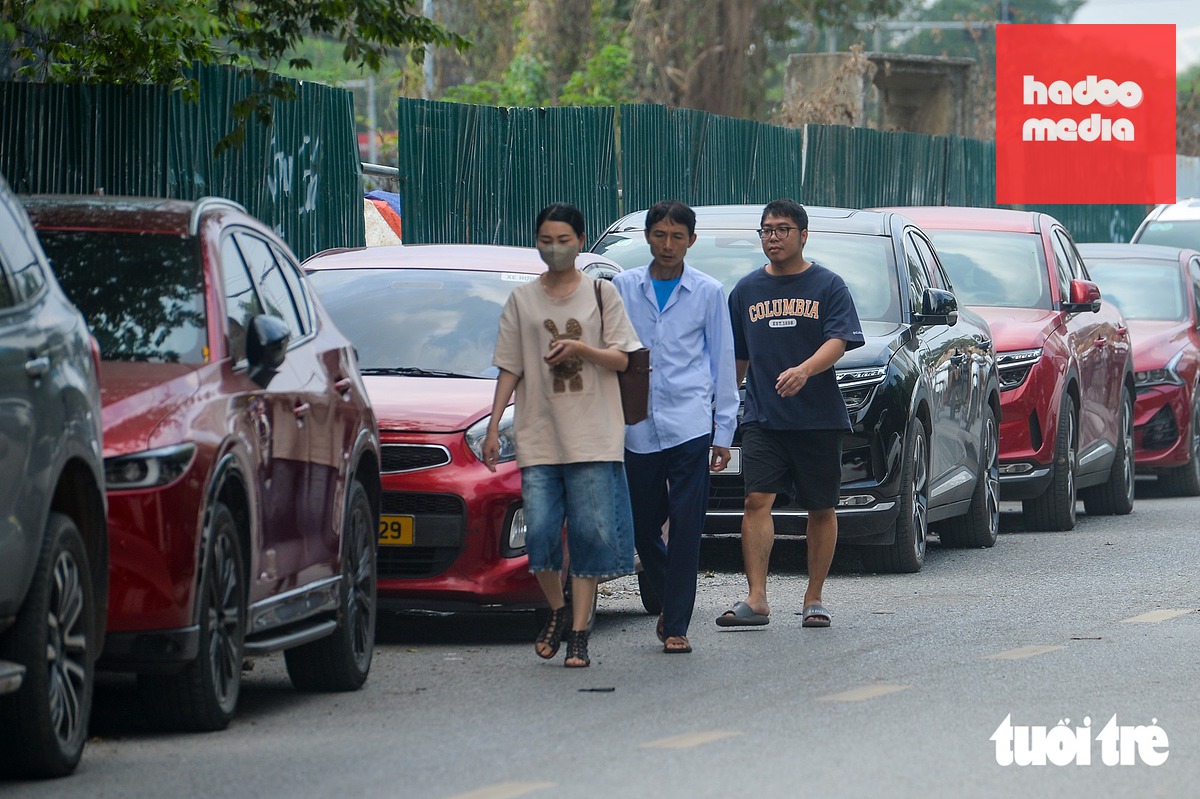 Ô tô đỗ bên ngoài khu vực thi công, đường đã bé nay lại càng bé hơn - Ảnh: PHÚC TÀI