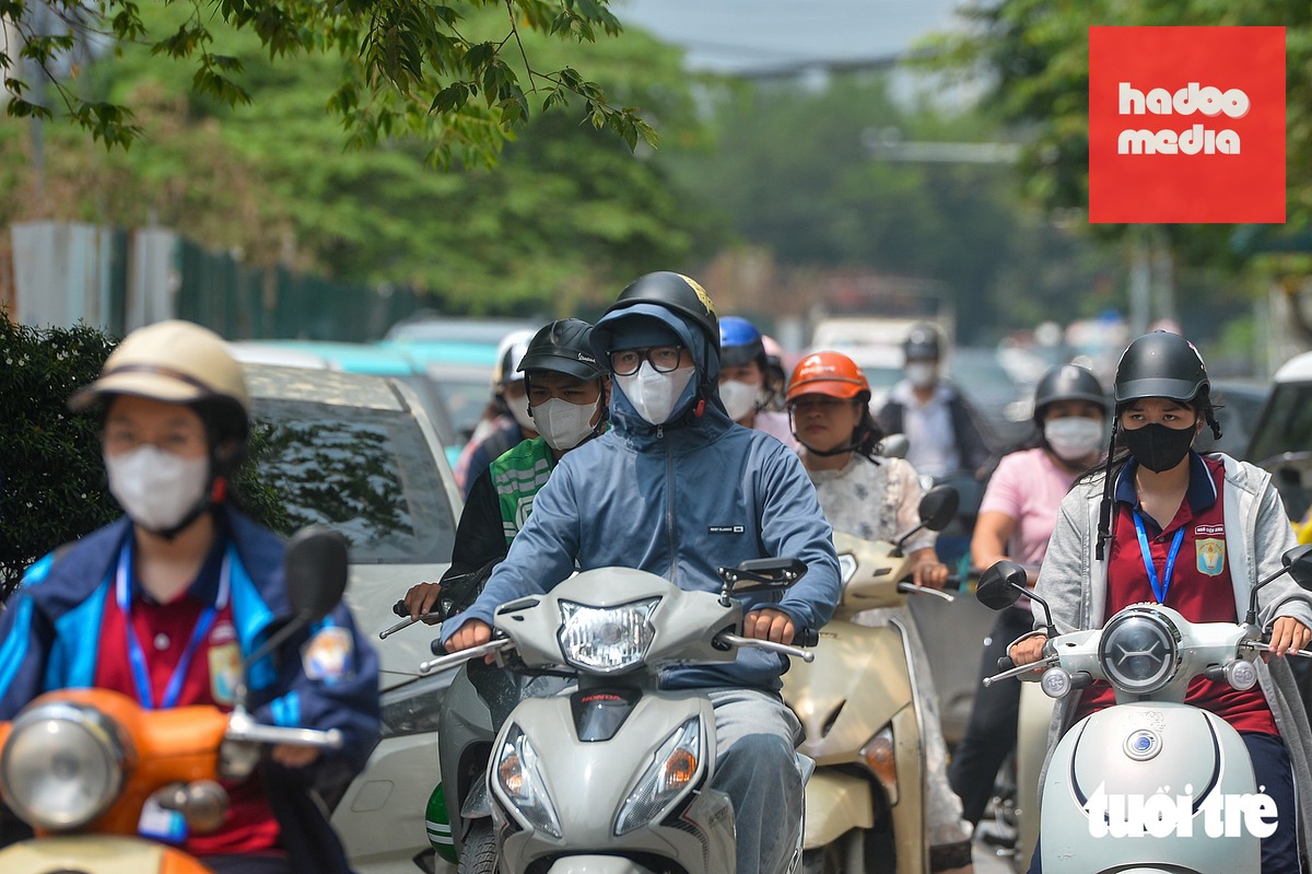 Giờ cao điểm, áp lực giao thông trên phố Đồng Me tăng cao, người điều khiển phương tiện hết sức vất vả khi đi qua đây - Ảnh: PHÚC TÀI