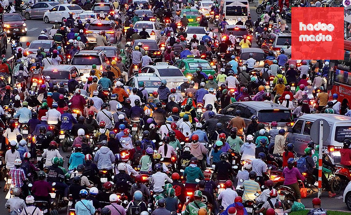 Ùn ứ xe ở vòng xoay Hàng Xanh. Ảnh: Gia Minh