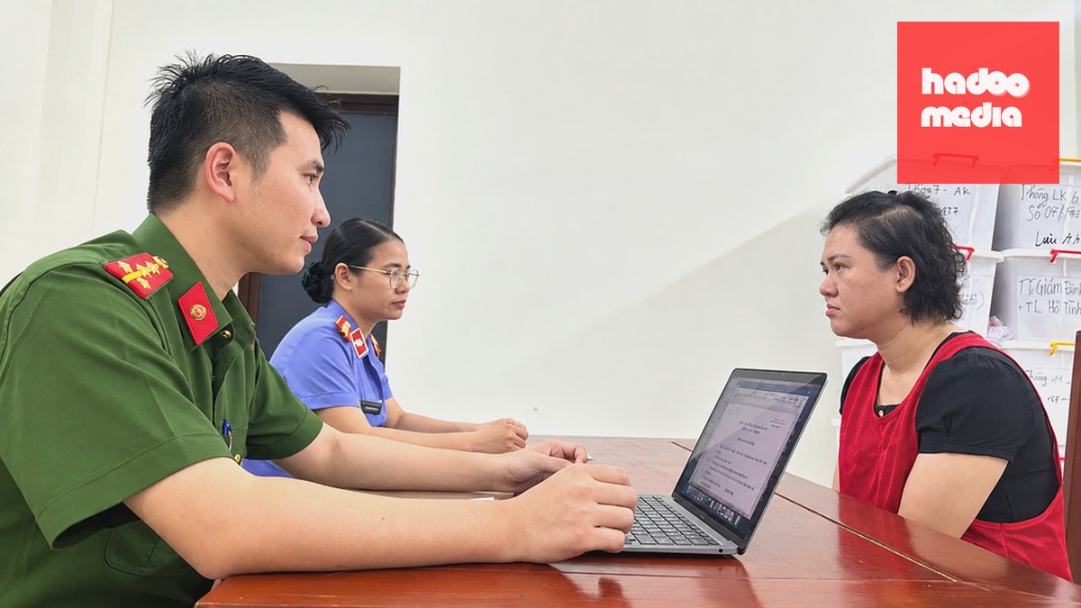 Cảnh sát lấy lời khai nghi can Nguyễn Thanh Phương Tuyền. Ảnh: Lam Sơn