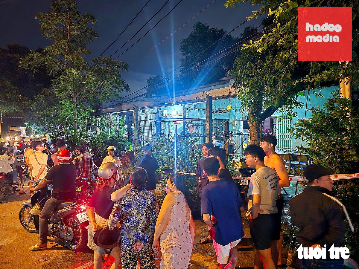 Người dân tập trung trước dãy trọ, nơi xảy ra vụ việc - Ảnh: MINH HÒA