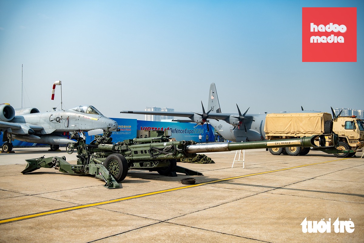 Triển lãm năm 2024, Mỹ đã mang nhiều khí tài sang trưng bày, trong đó có máy bay vận tải C-130J Super Hercules, 2 chiếc cường kích A-10 Thunderbolt II, siêu lựu pháo M777A2 - 155mm - Ảnh: NAM TRẦN
