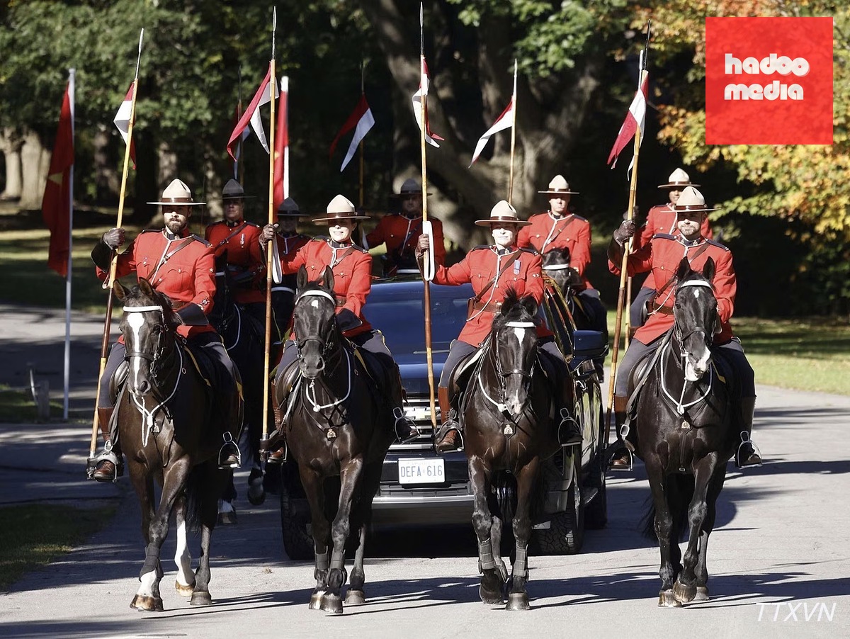 Đội kỵ binh Canada hộ tống xe chở Tổng Bí thư, Chủ tịch nước Tô Lâm đến lễ đón - Ảnh: TTXVN
