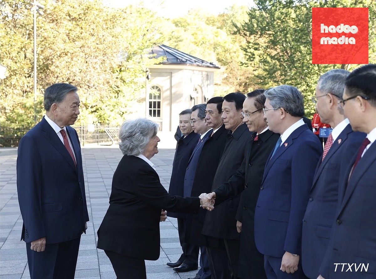 Toàn quyền Canada bắt tay các thành viên đoàn đại biểu cấp cao Việt Nam tham dự lễ đón - Ảnh: TTXVN