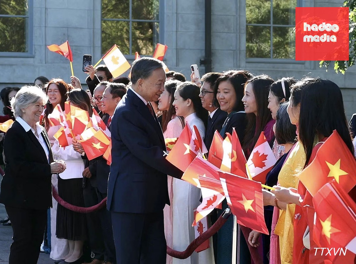 Tổng Bí thư, Chủ tịch nước Tô Lâm chào bà con kiều bào tại lễ đón - Ảnh: TTXVN