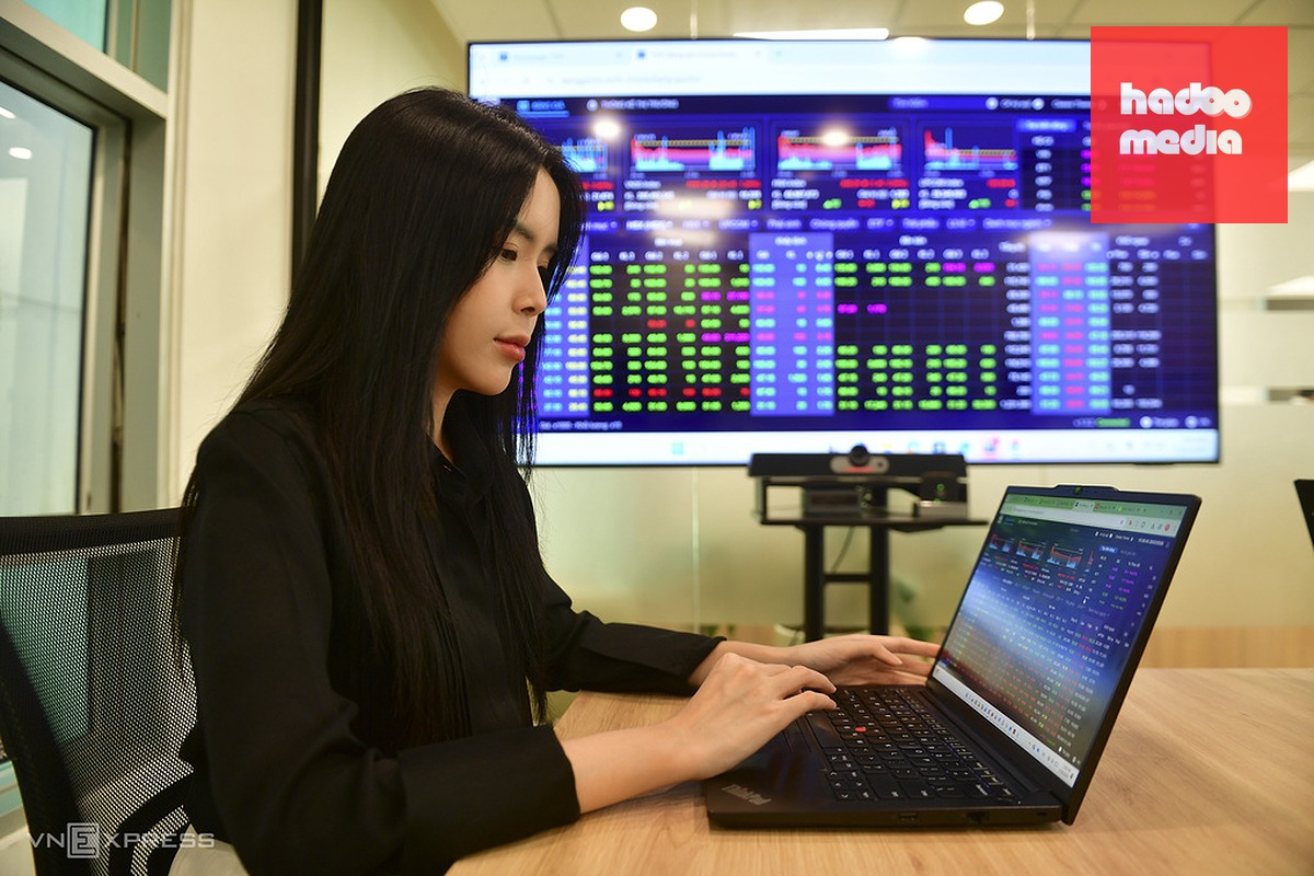Nhà đầu tư theo dõi thị trường chứng khoán tại một công ty ở TP HCM. Ảnh: Thanh Tùng