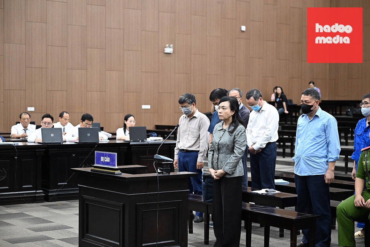 Cựu Bộ trưởng Nguyễn Thị Kim Tiến cùng các bị cáo tại phiên tòa sơ thẩm - Ảnh: GIANG LONG